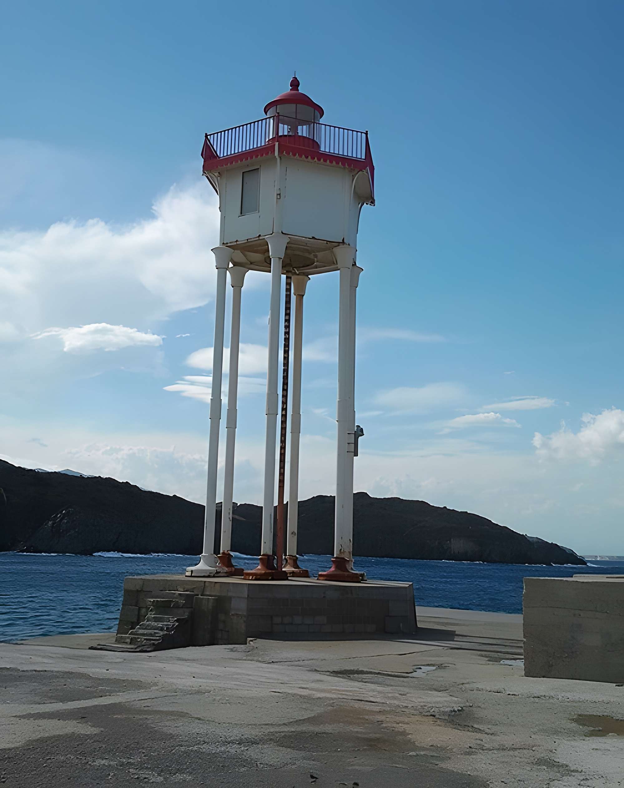 Feu métallique du môle, situé à l'extrémité du môle du port