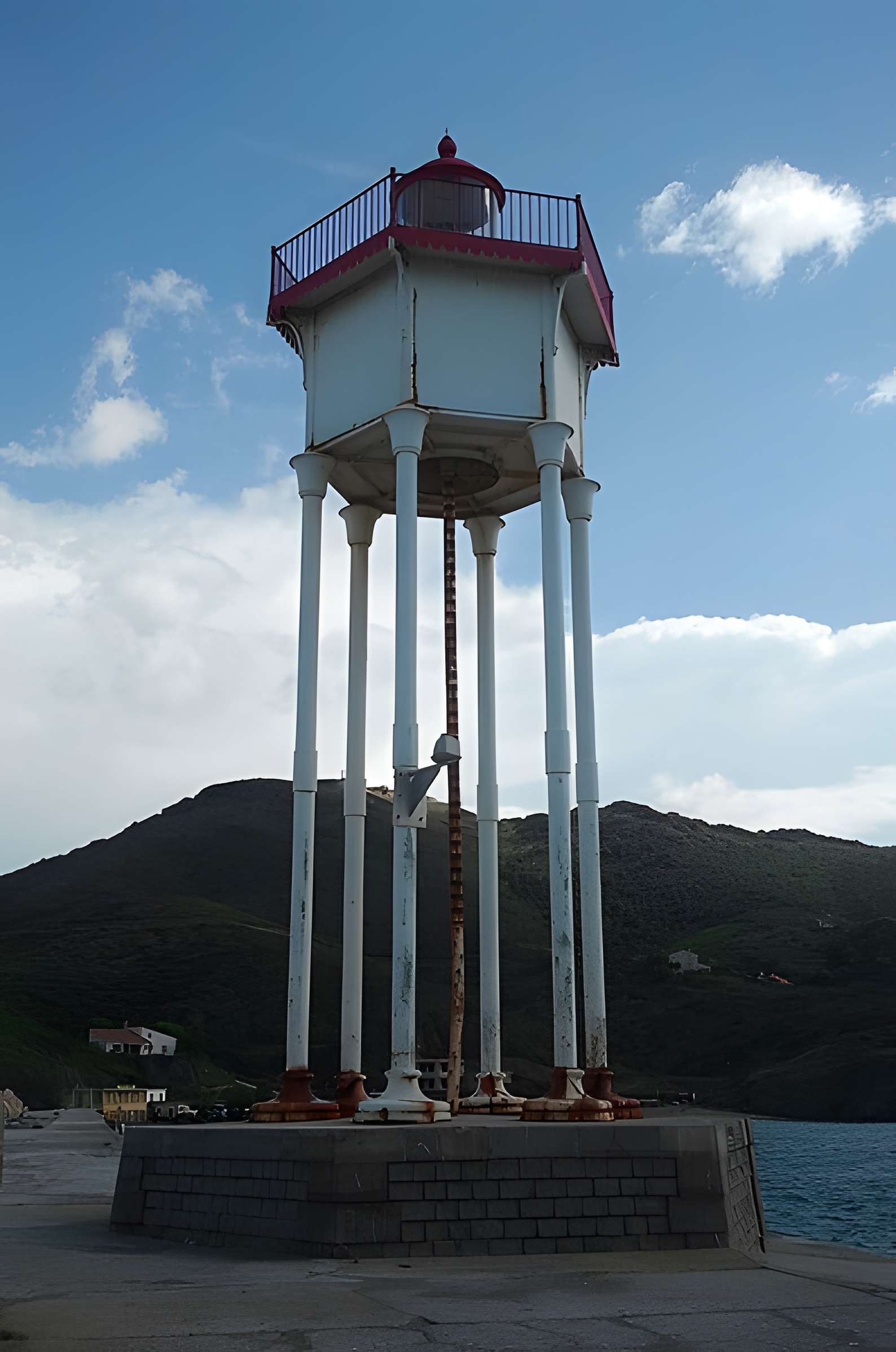 Feu métallique du môle, situé à l'extrémité du môle du port