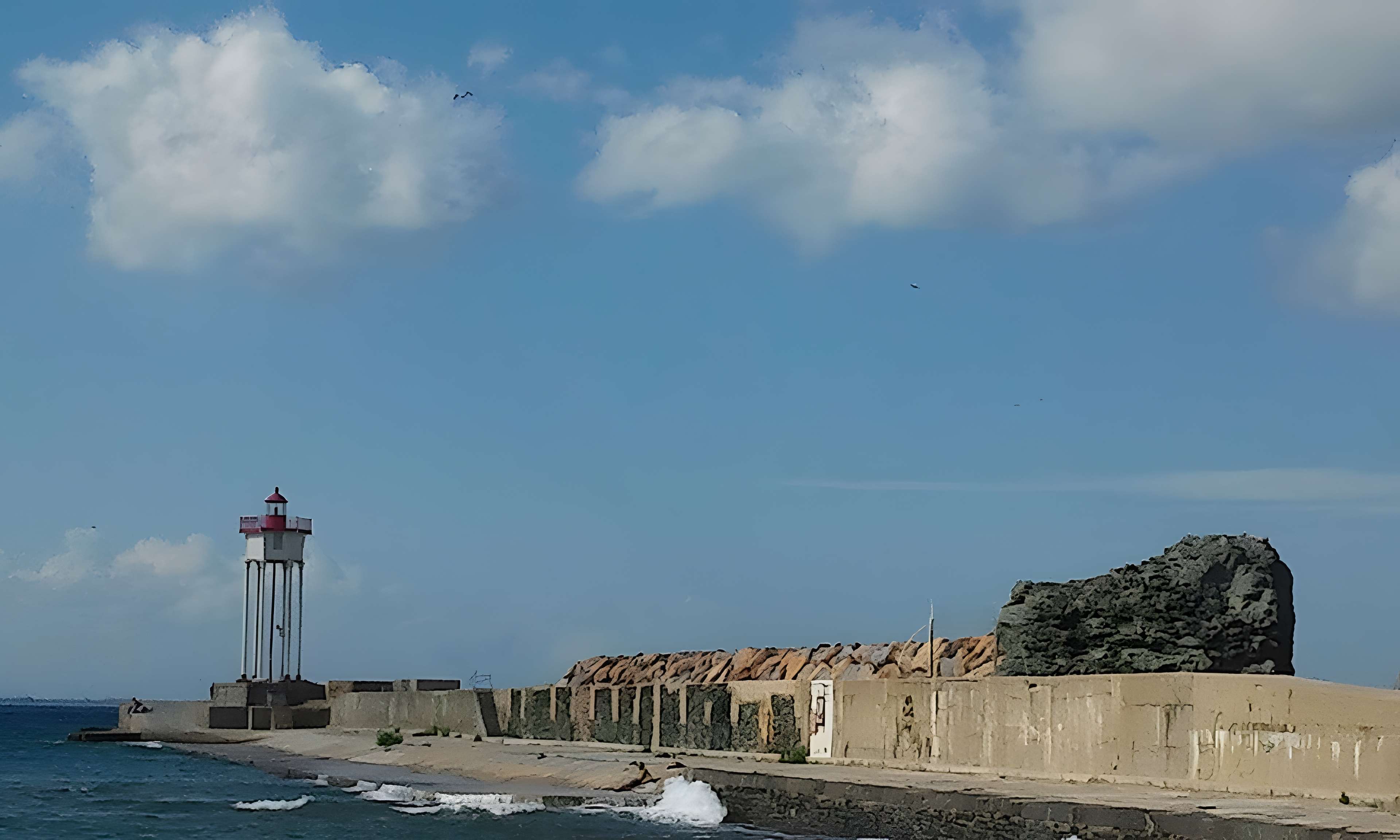 Feu métallique du môle, situé à l'extrémité du môle du port