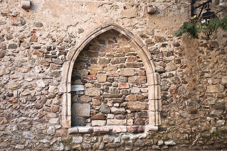 Photo de Bâtiment communal et enfeu de l'ancien cimetière