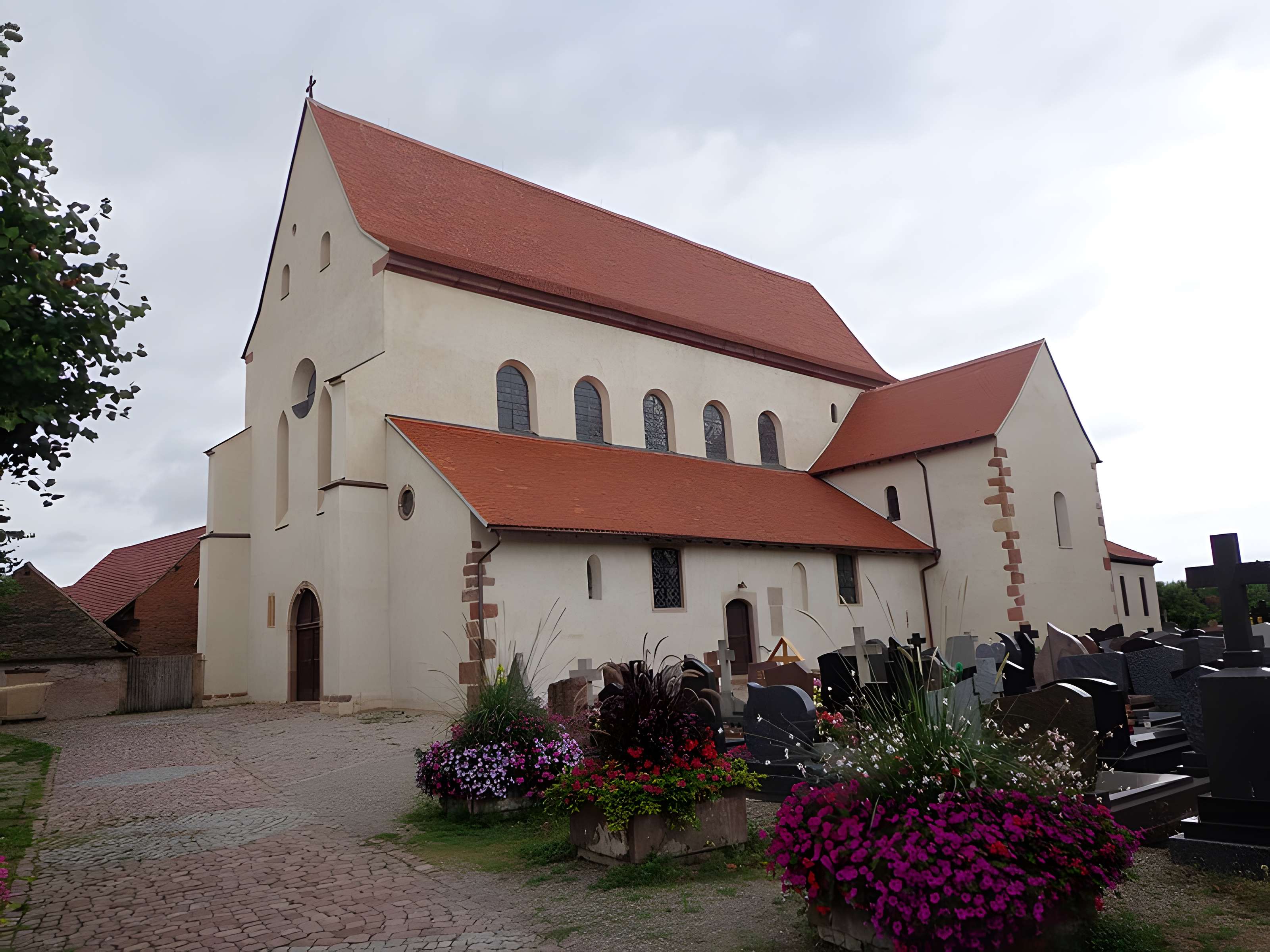 Eglise Saint-Trophime et quatre statues en bois sculptées