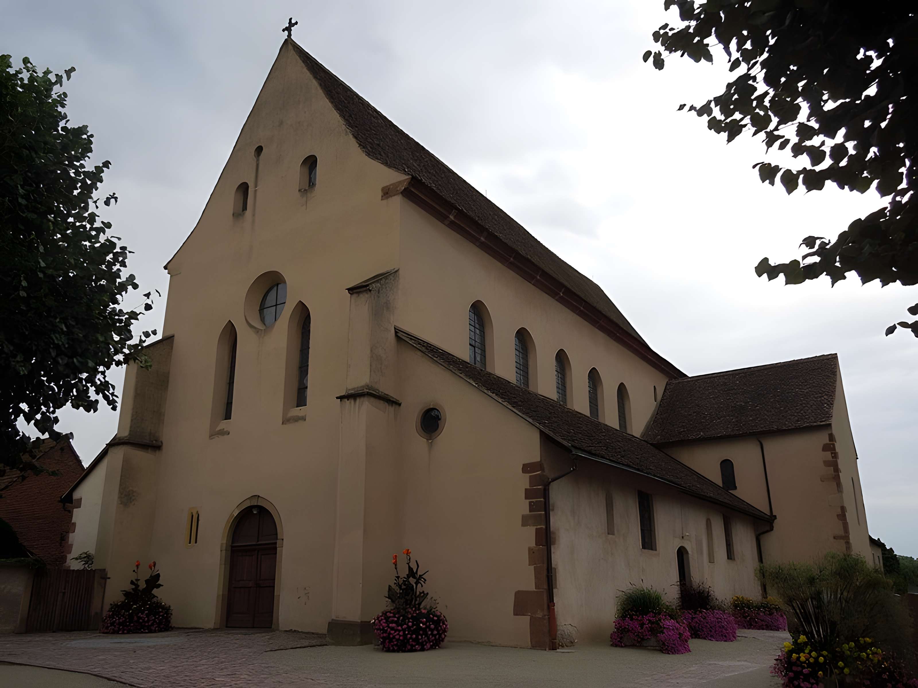 Eglise Saint-Trophime et quatre statues en bois sculptées