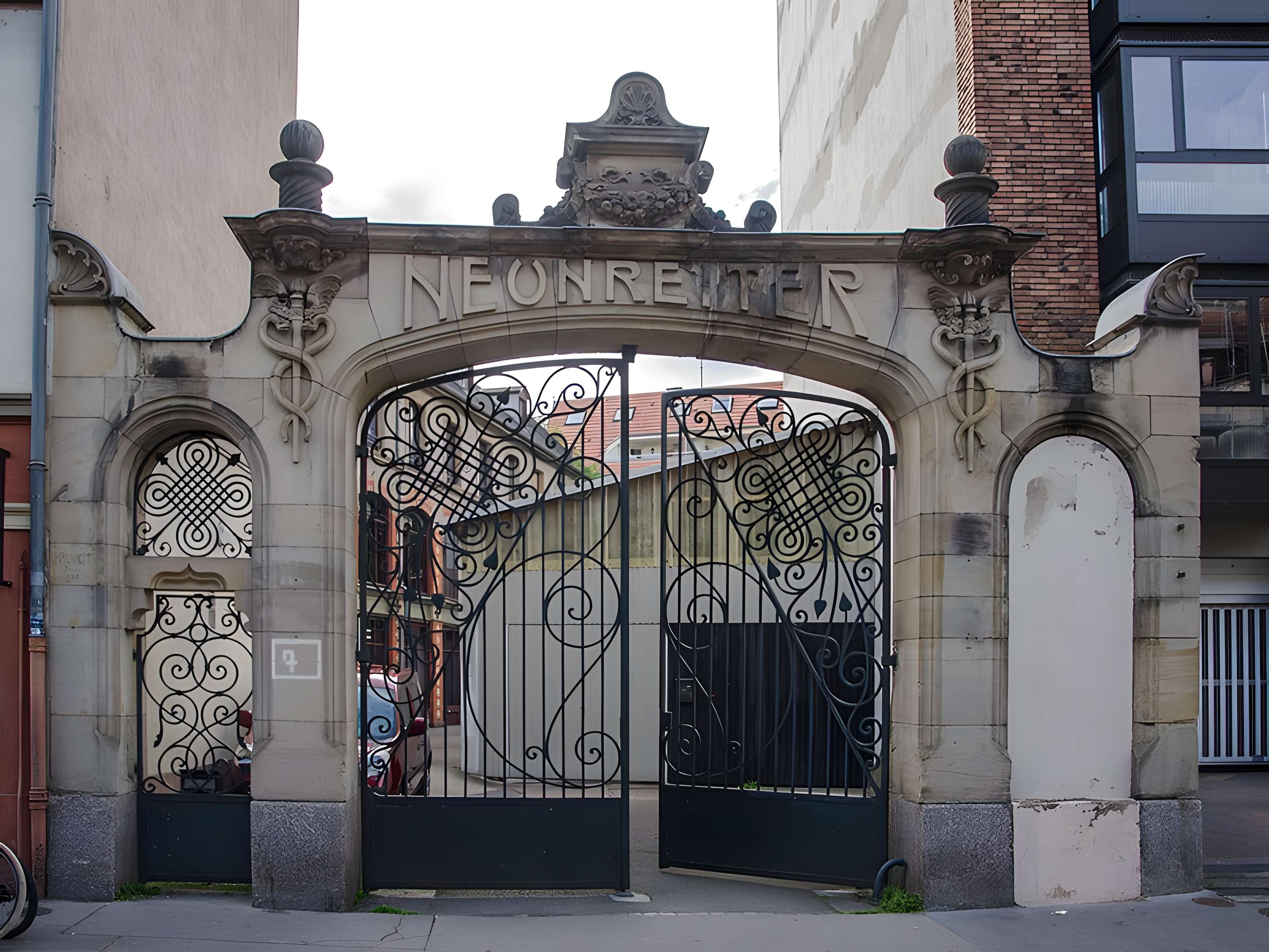 Ancien magasin Neunreiter, actuellement centre européen d'actions artistiques contemporains (CEAAC)