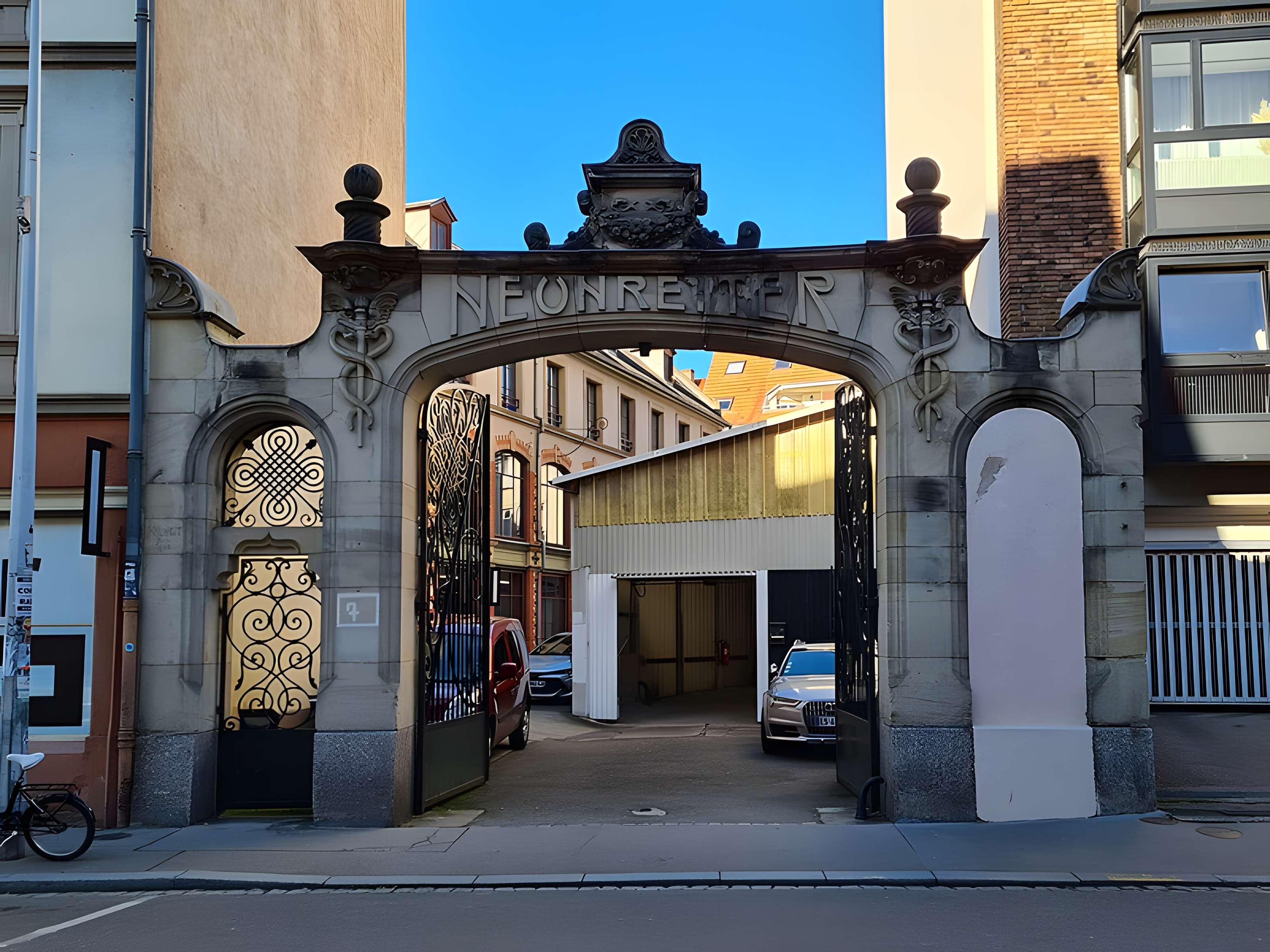 Ancien magasin Neunreiter, actuellement centre européen d'actions artistiques contemporains (CEAAC)