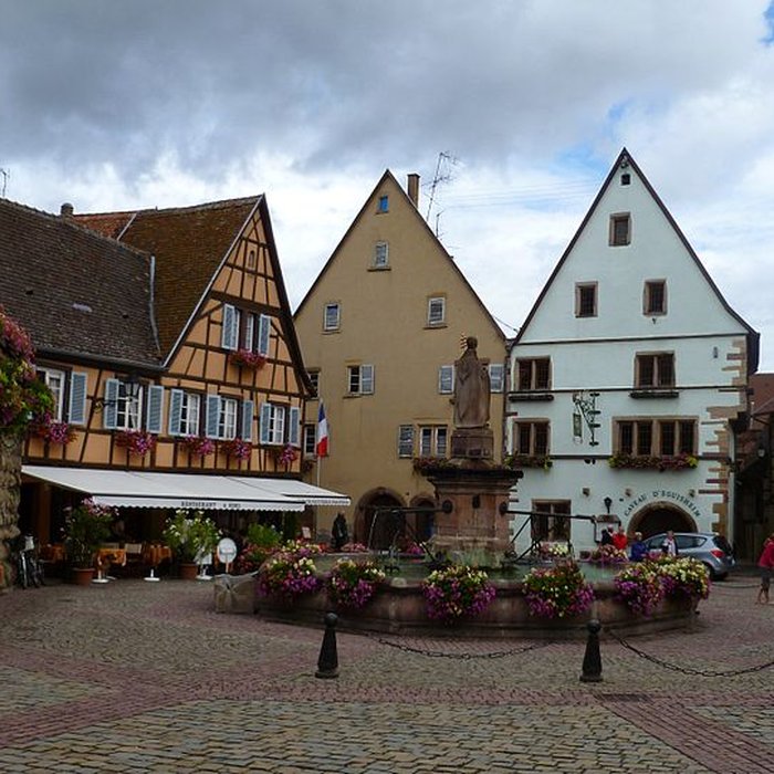 Photo de Fontaine datée de 1557 située devant lEcole des Filles