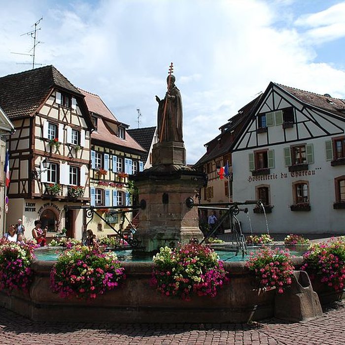 Photo de Fontaine datée de 1557 située devant lEcole des Filles