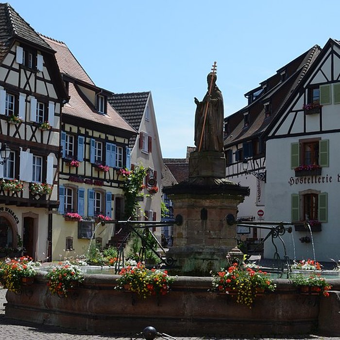 Photo de Fontaine datée de 1557 située devant lEcole des Filles