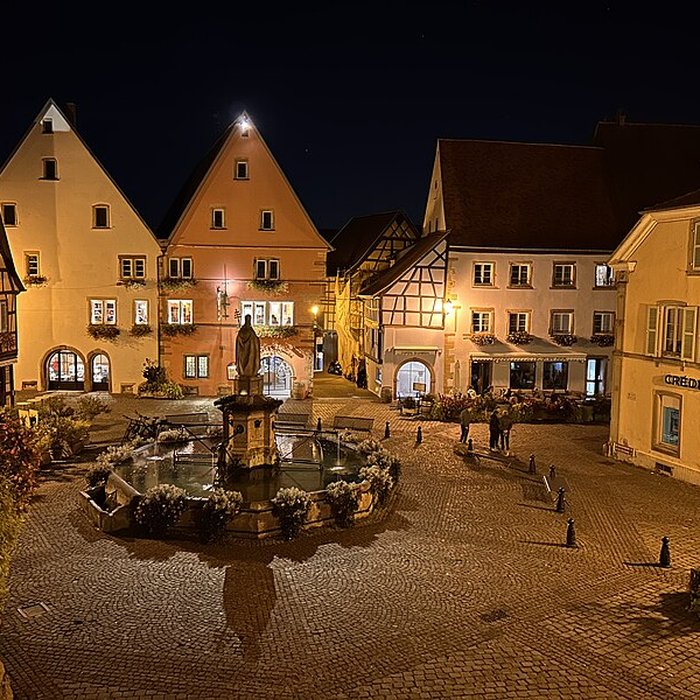 Photo de Fontaine datée de 1557 située devant lEcole des Filles