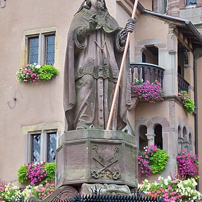 Photo de Fontaine datée de 1557 située devant lEcole des Filles