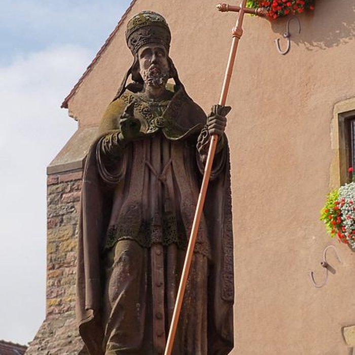 Photo de Fontaine datée de 1557 située devant lEcole des Filles