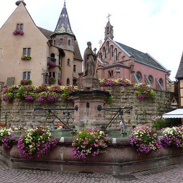 Fontaine datée de 1557 située devant lEcole des Filles