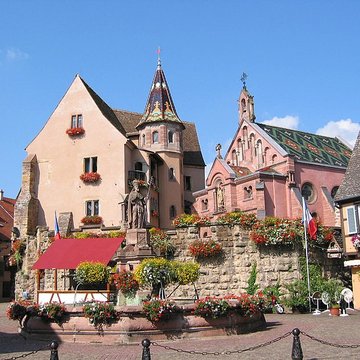 Fontaine datée de 1557 située devant lEcole des Filles