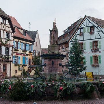 Fontaine datée de 1557 située devant lEcole des Filles