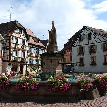 Fontaine datée de 1557 située devant lEcole des Filles