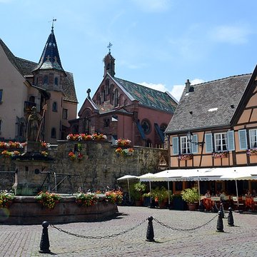 Fontaine datée de 1557 située devant lEcole des Filles