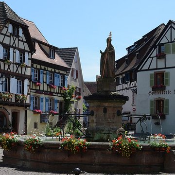 Fontaine datée de 1557 située devant lEcole des Filles