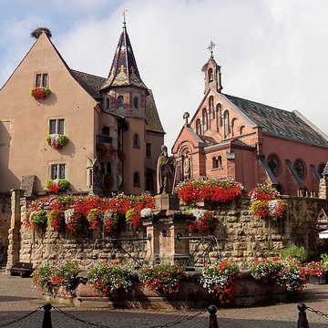 Fontaine datée de 1557 située devant lEcole des Filles