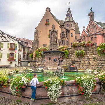 Fontaine datée de 1557 située devant lEcole des Filles