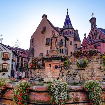 Fontaine datée de 1557 située devant lEcole des Filles