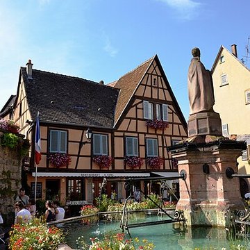 Fontaine datée de 1557 située devant lEcole des Filles