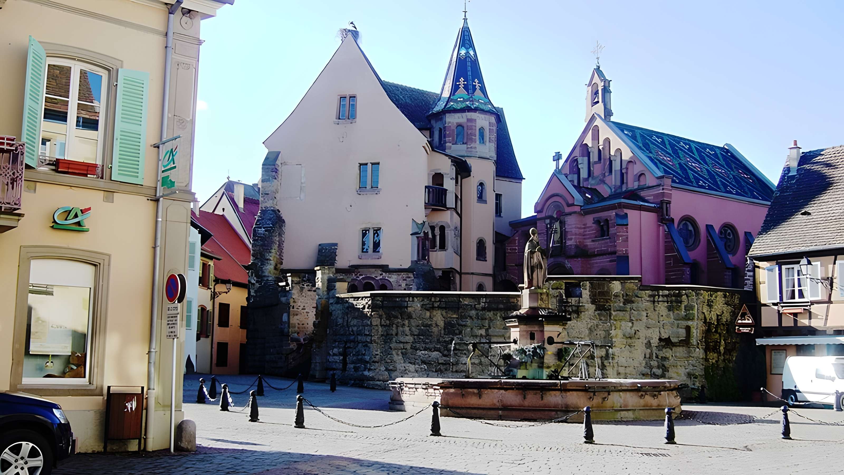 Fontaine datée de 1557 située devant l'Ecole des Filles