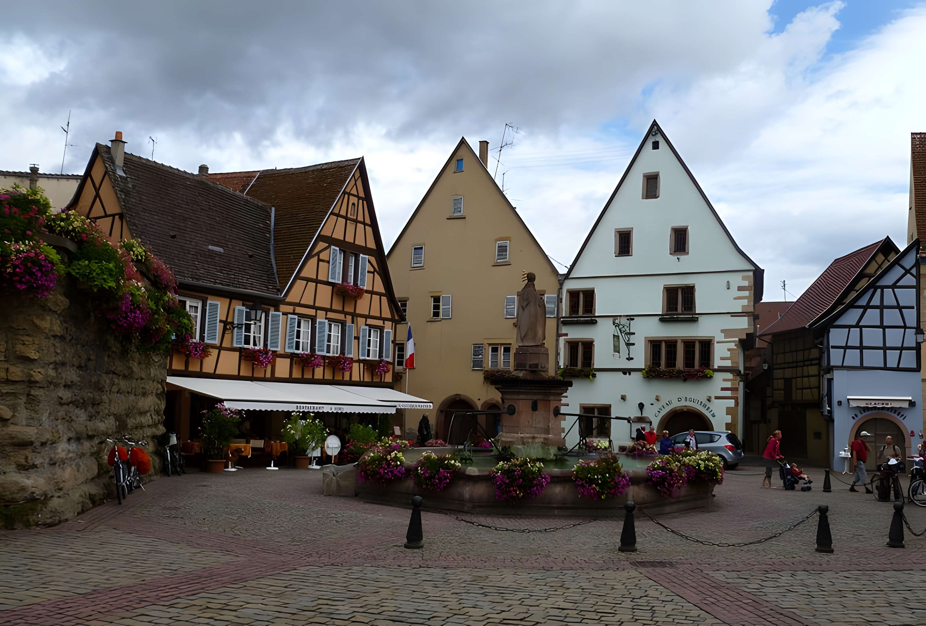 Fontaine datée de 1557 située devant l'Ecole des Filles