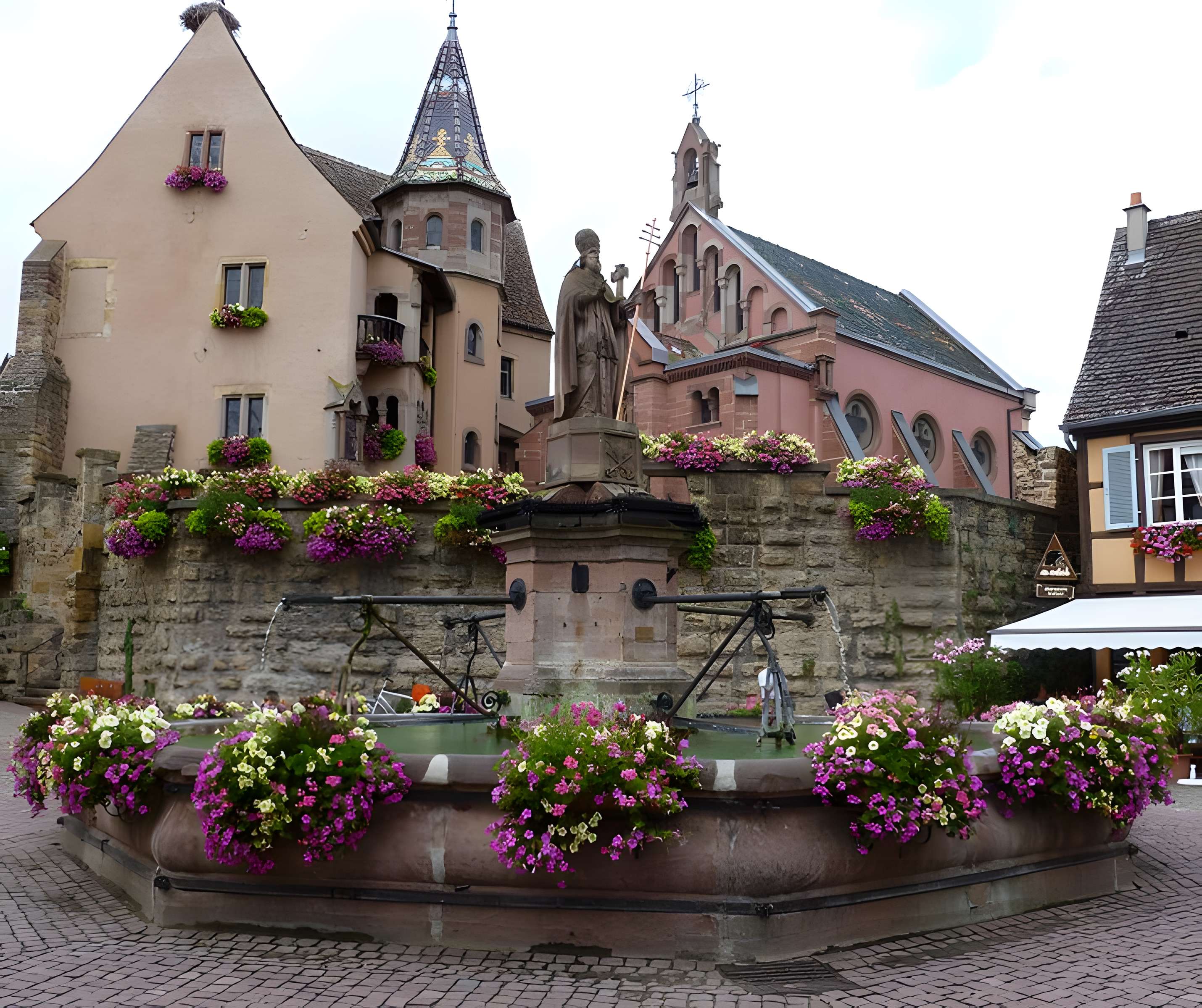 Fontaine datée de 1557 située devant l'Ecole des Filles