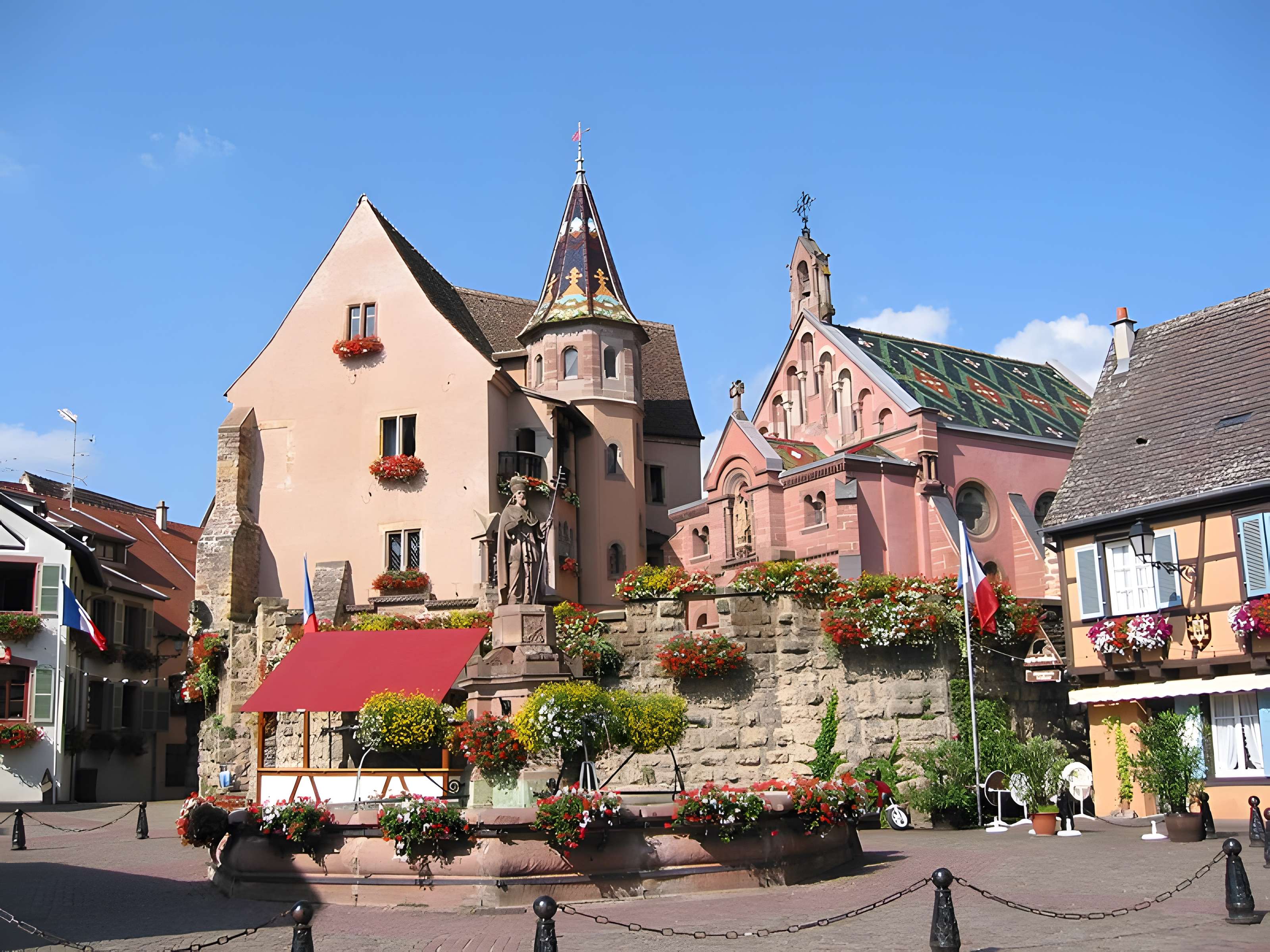Fontaine datée de 1557 située devant l'Ecole des Filles