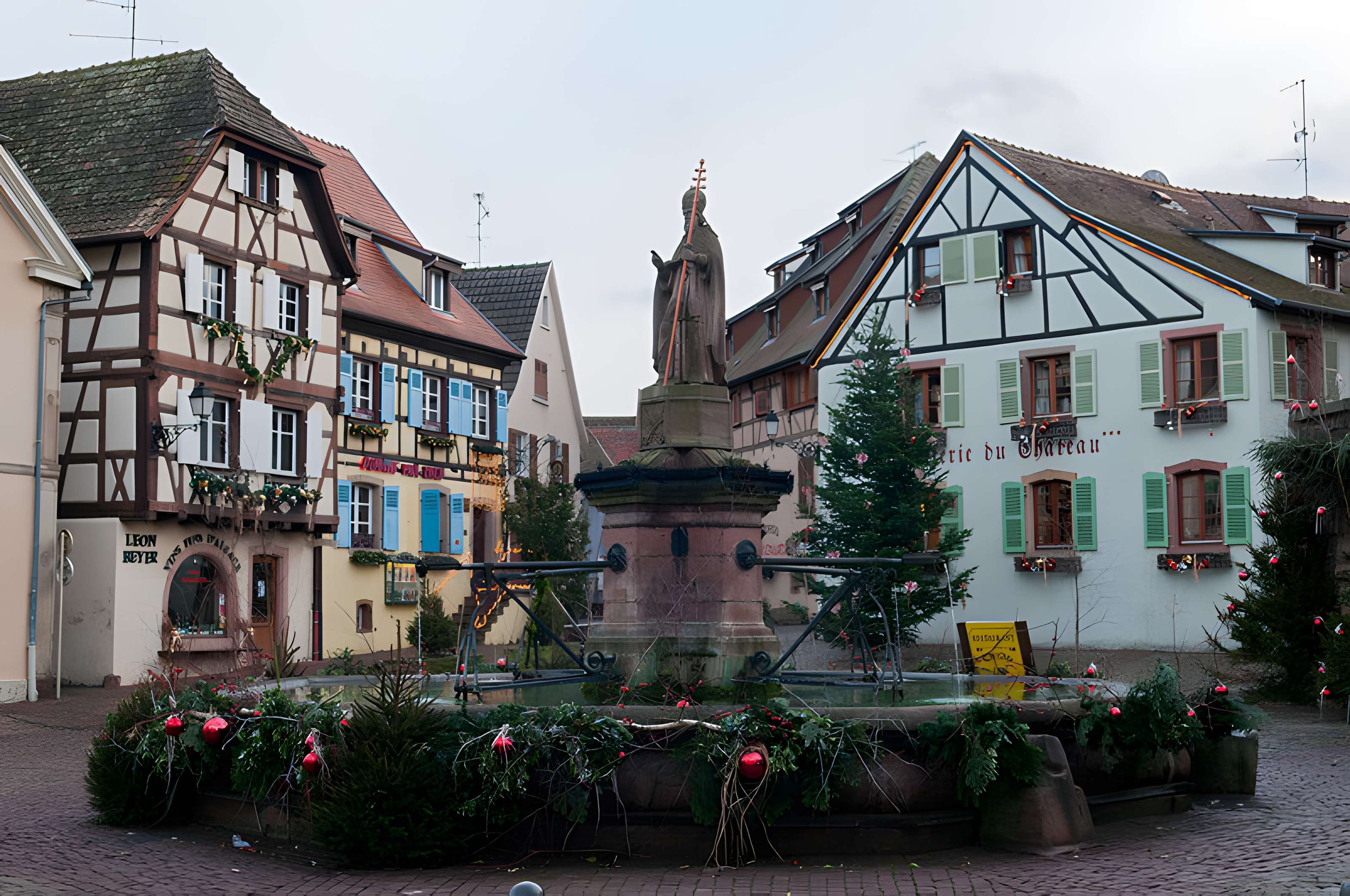 Fontaine datée de 1557 située devant l'Ecole des Filles