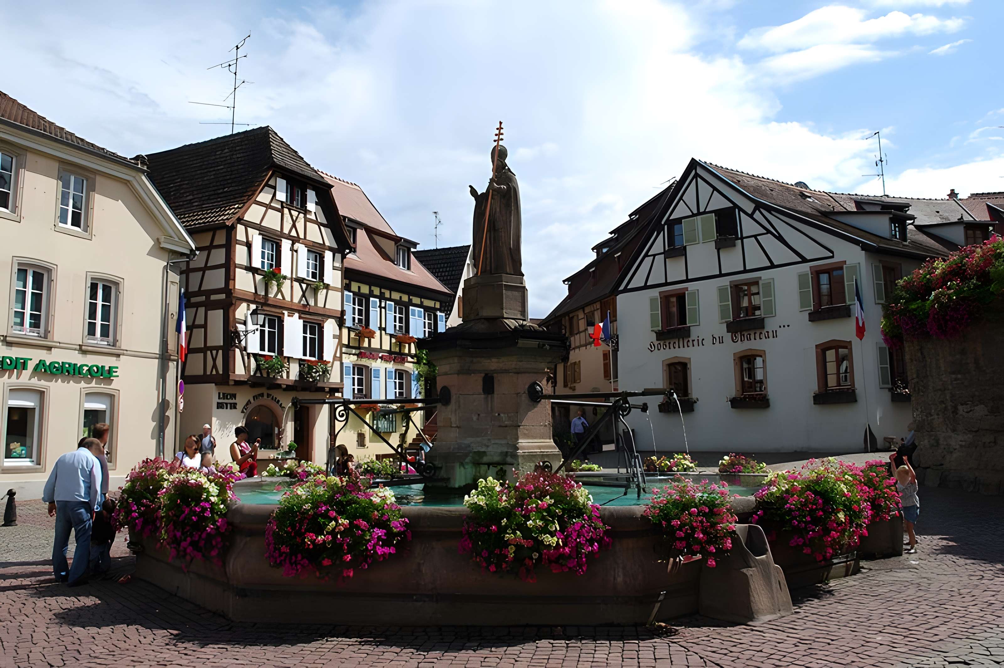 Fontaine datée de 1557 située devant l'Ecole des Filles