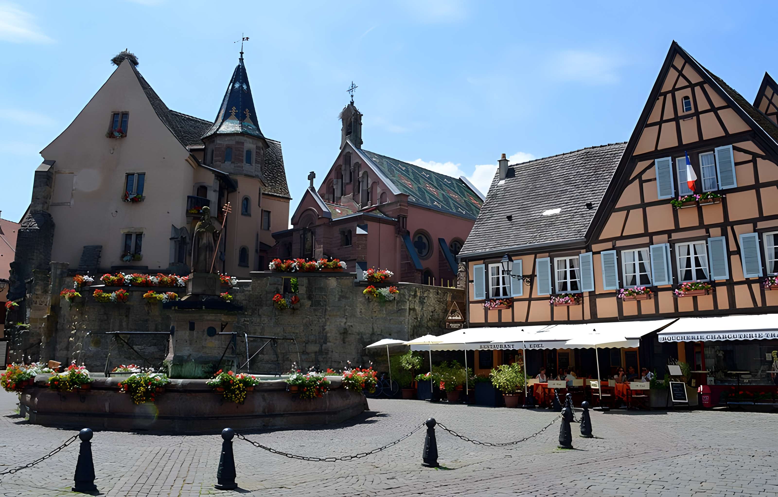 Fontaine datée de 1557 située devant l'Ecole des Filles