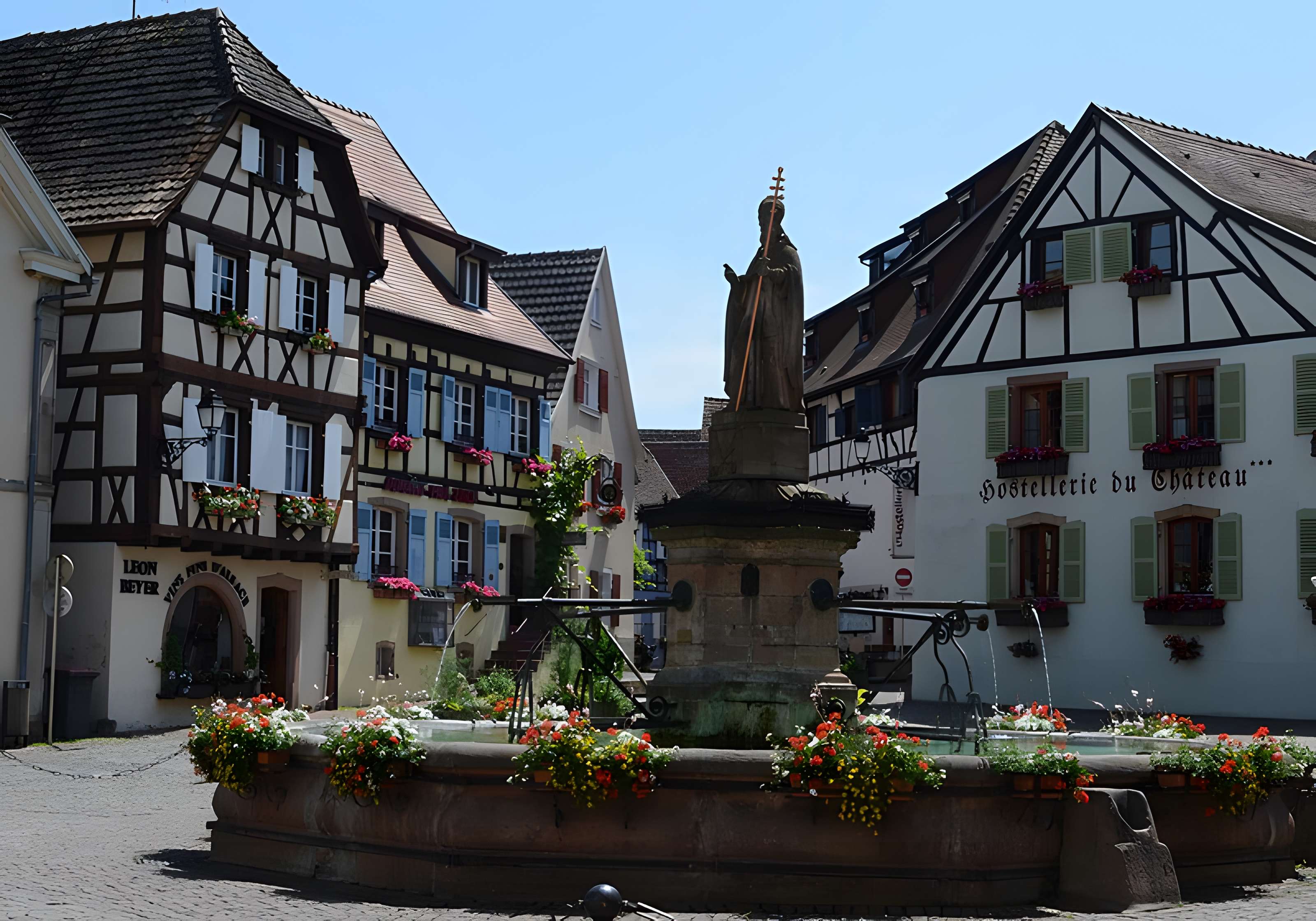 Fontaine datée de 1557 située devant l'Ecole des Filles