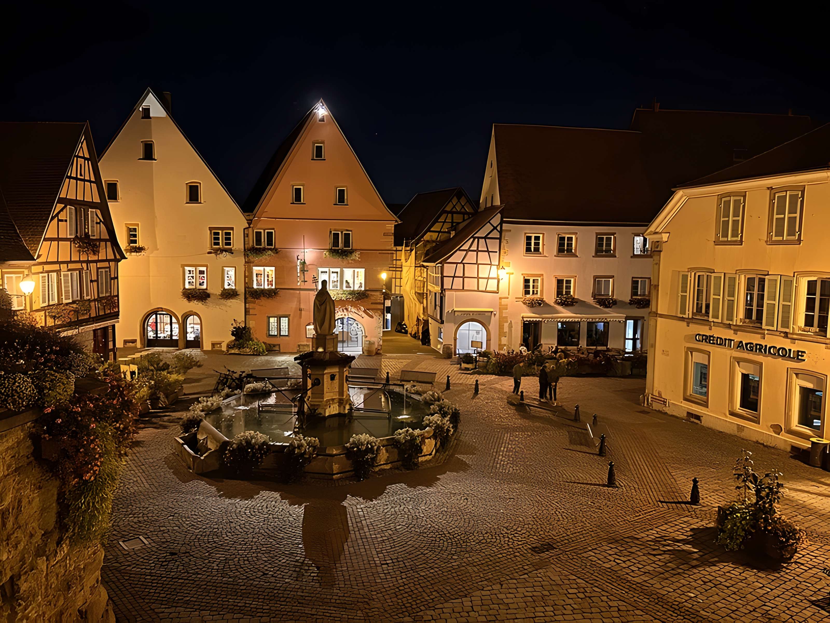 Fontaine datée de 1557 située devant l'Ecole des Filles