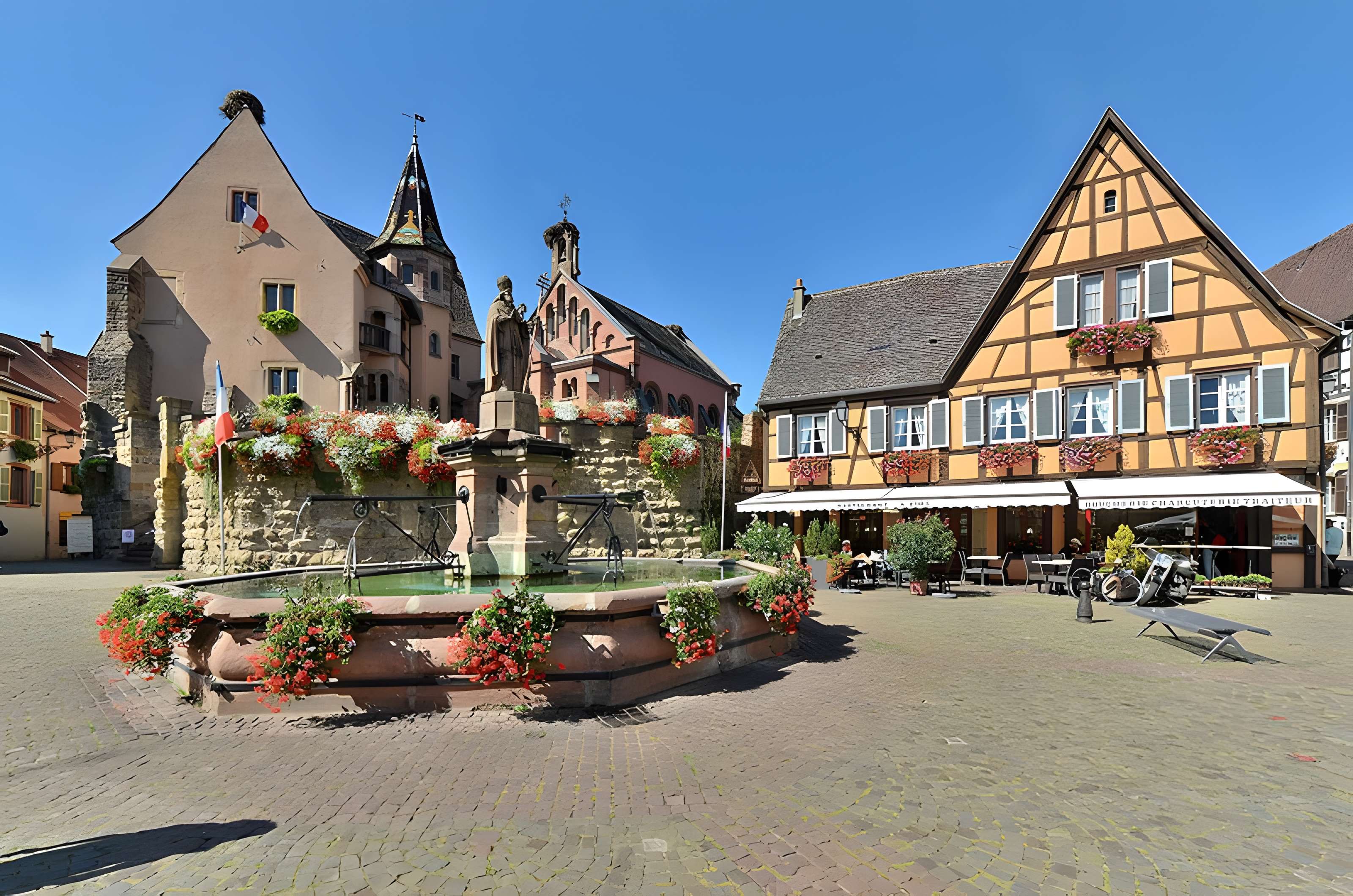 Fontaine datée de 1557 située devant l'Ecole des Filles