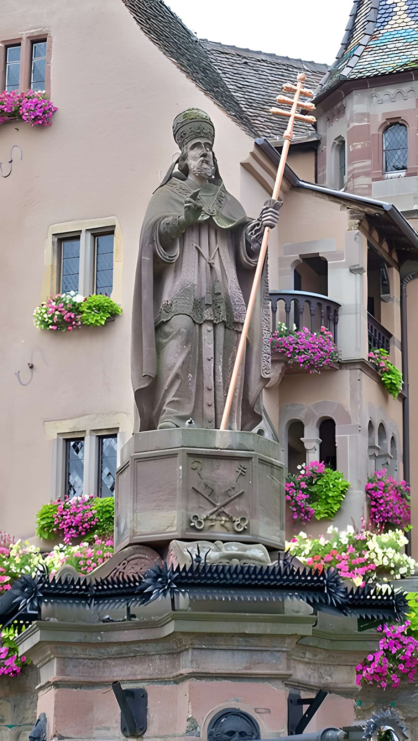 Fontaine datée de 1557 située devant l'Ecole des Filles