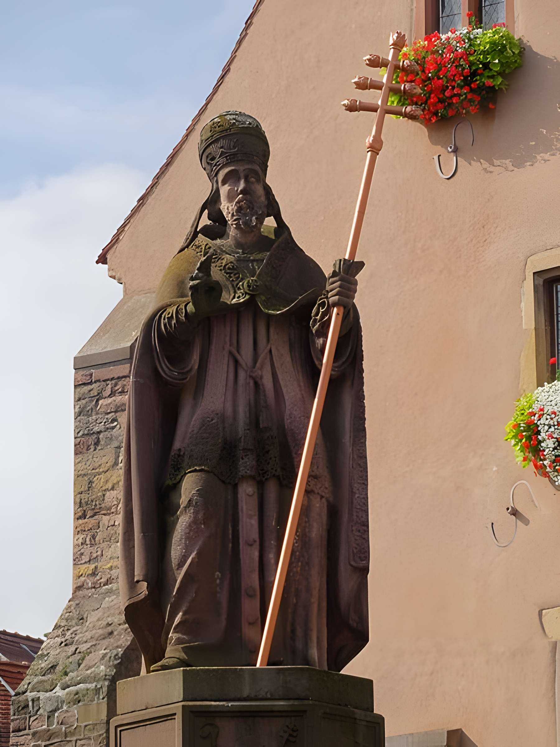 Fontaine datée de 1557 située devant l'Ecole des Filles