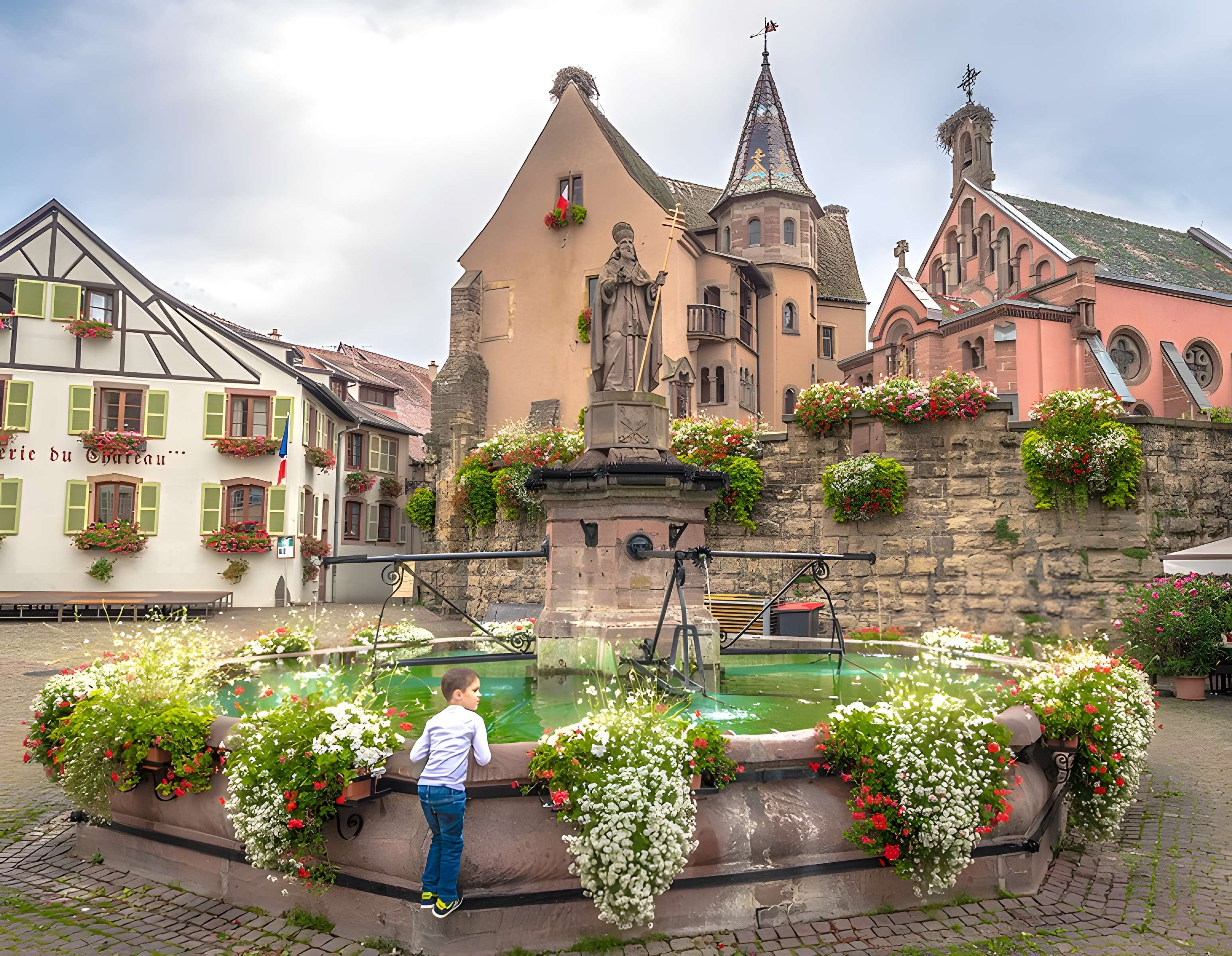 Fontaine datée de 1557 située devant l'Ecole des Filles