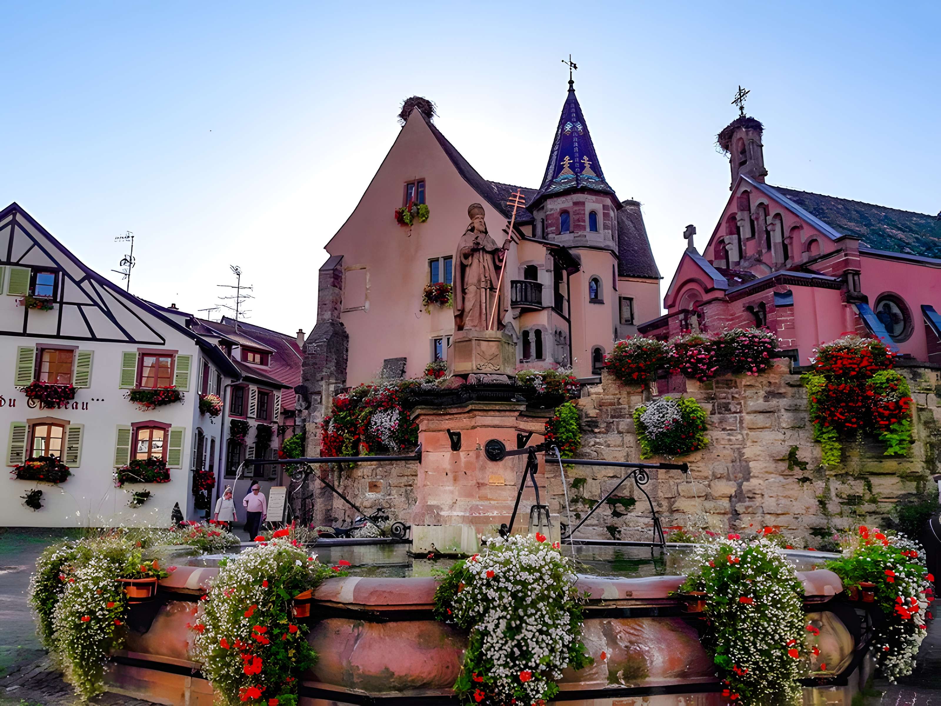 Fontaine datée de 1557 située devant l'Ecole des Filles