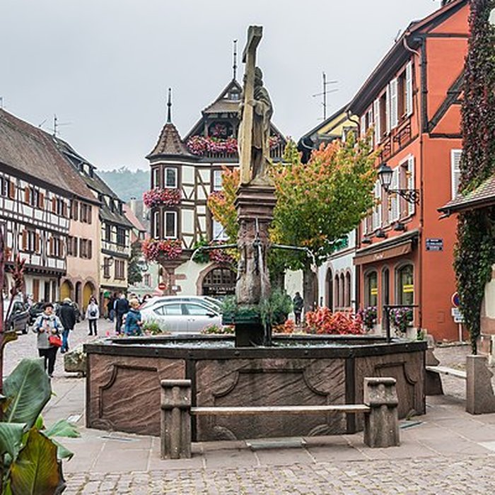 Photo de Fontaine Constantin, située devant léglise