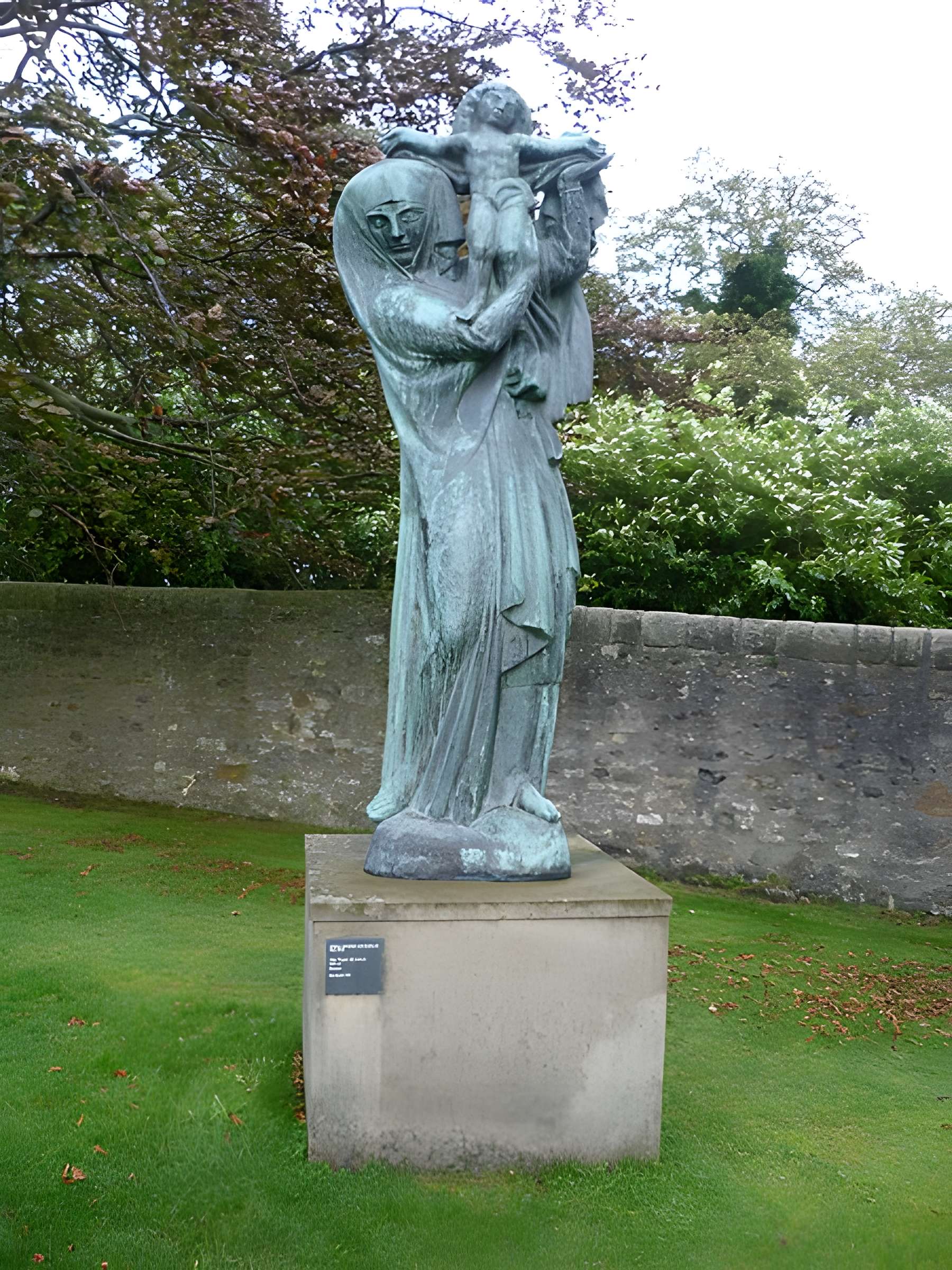 Statue monumentale de la Vierge à l'Enfant dite Vierge d'Alsace ou à l'Offrande