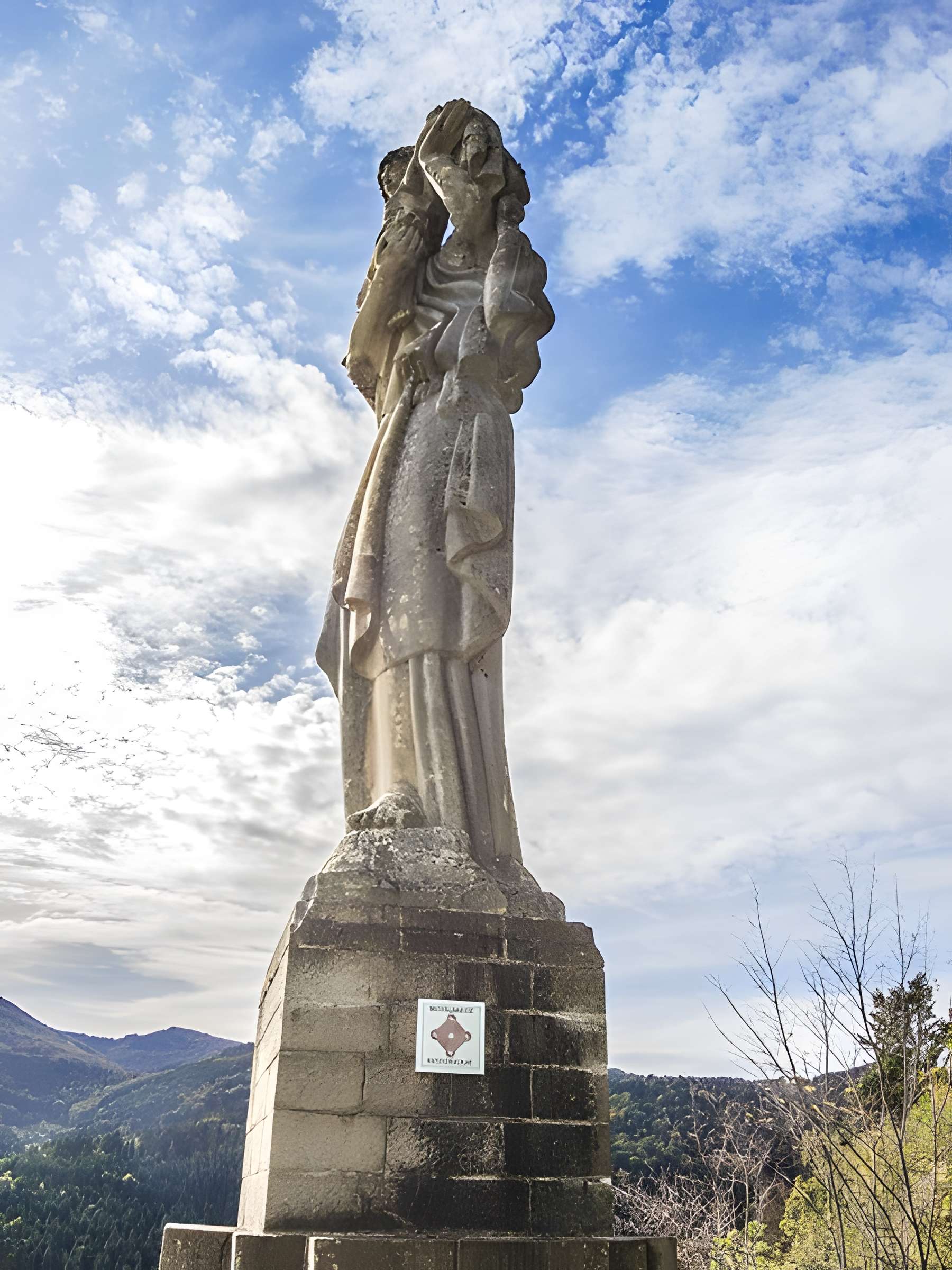 Statue monumentale de la Vierge à l'Enfant dite Vierge d'Alsace ou à l'Offrande