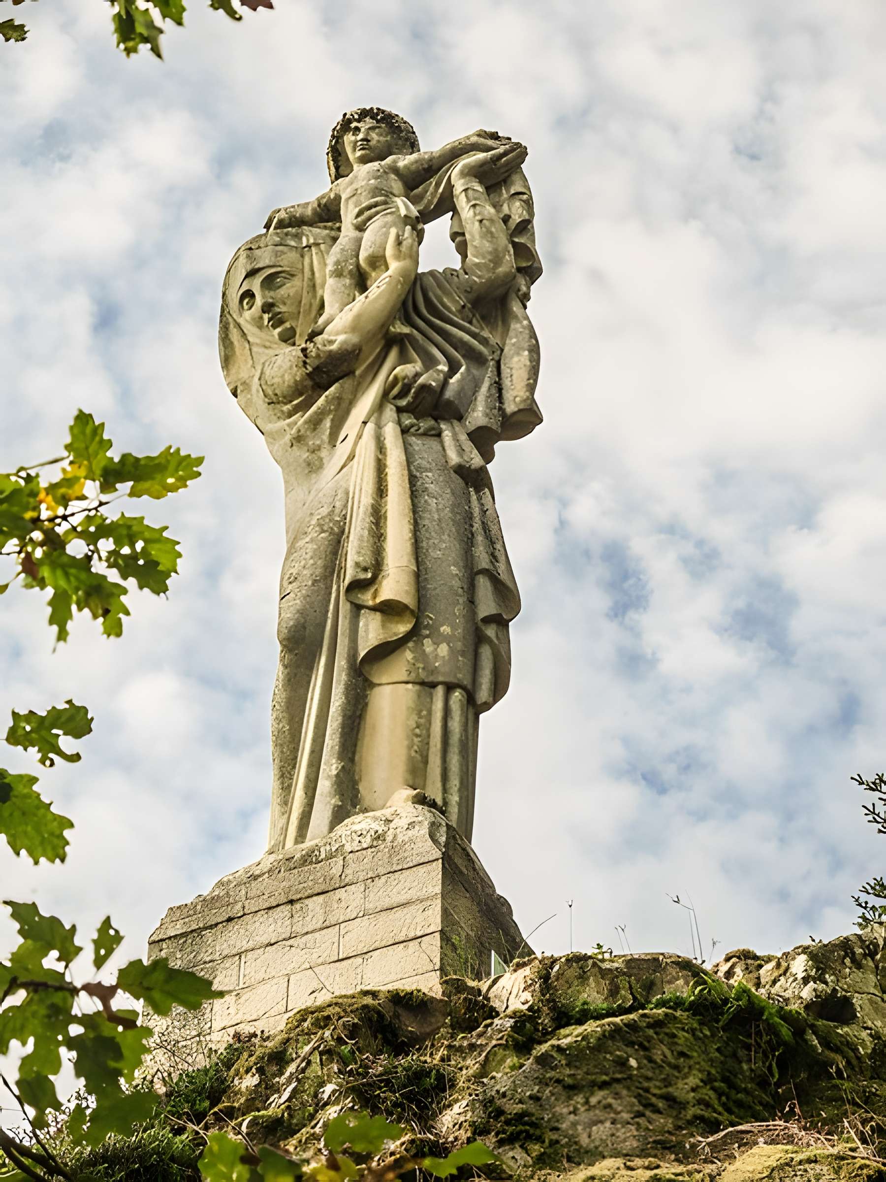 Statue monumentale de la Vierge à l'Enfant dite Vierge d'Alsace ou à l'Offrande