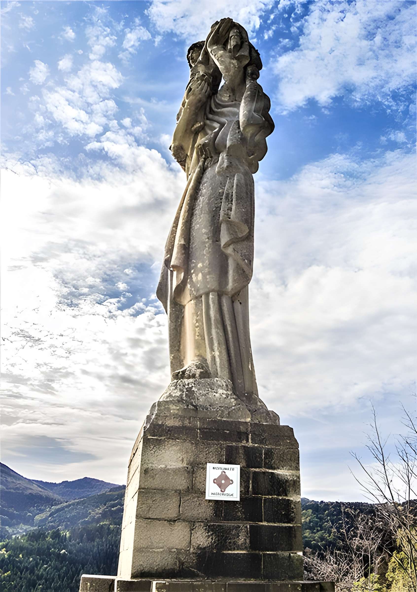 Statue monumentale de la Vierge à l'Enfant dite Vierge d'Alsace ou à l'Offrande