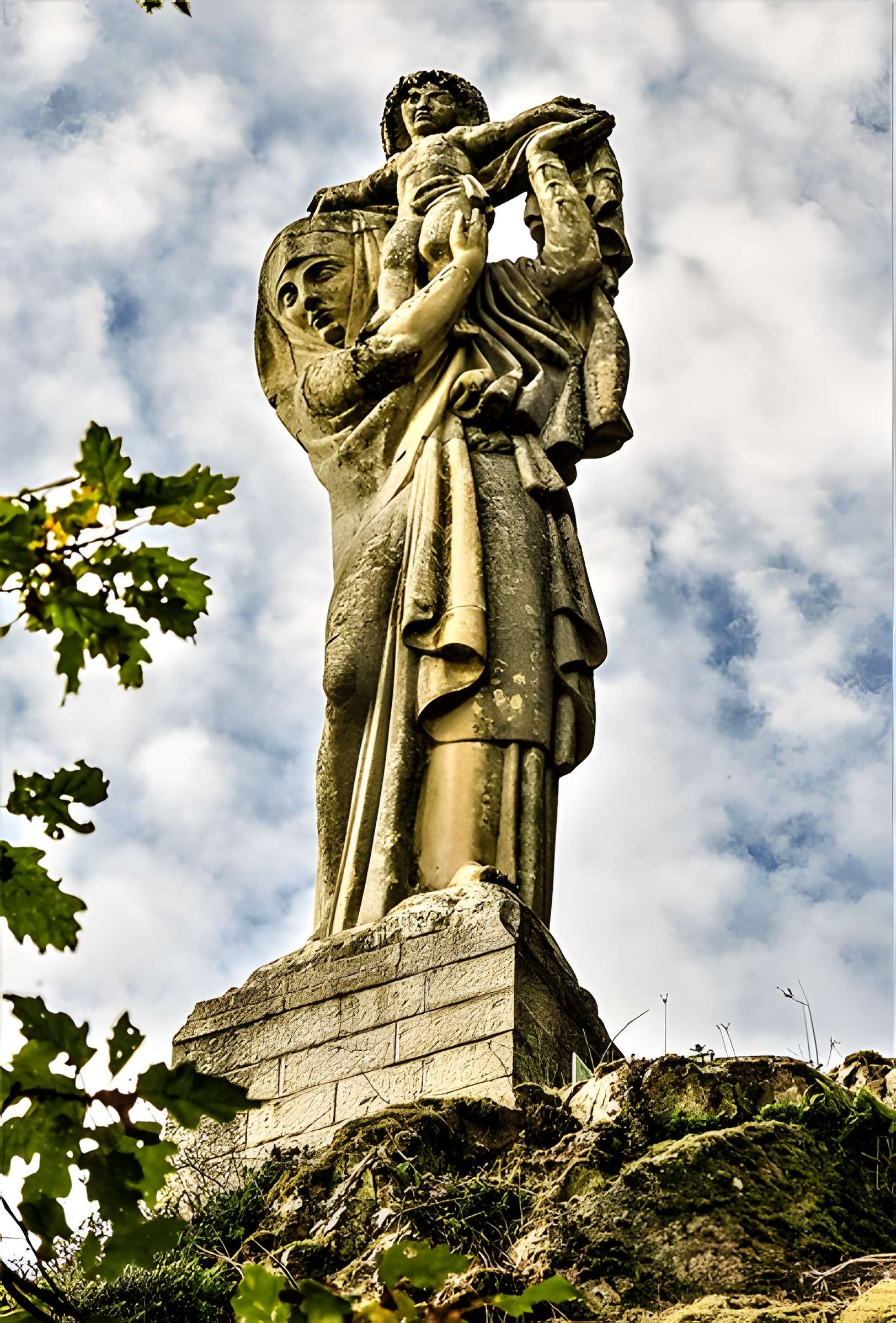 Statue monumentale de la Vierge à l'Enfant dite Vierge d'Alsace ou à l'Offrande