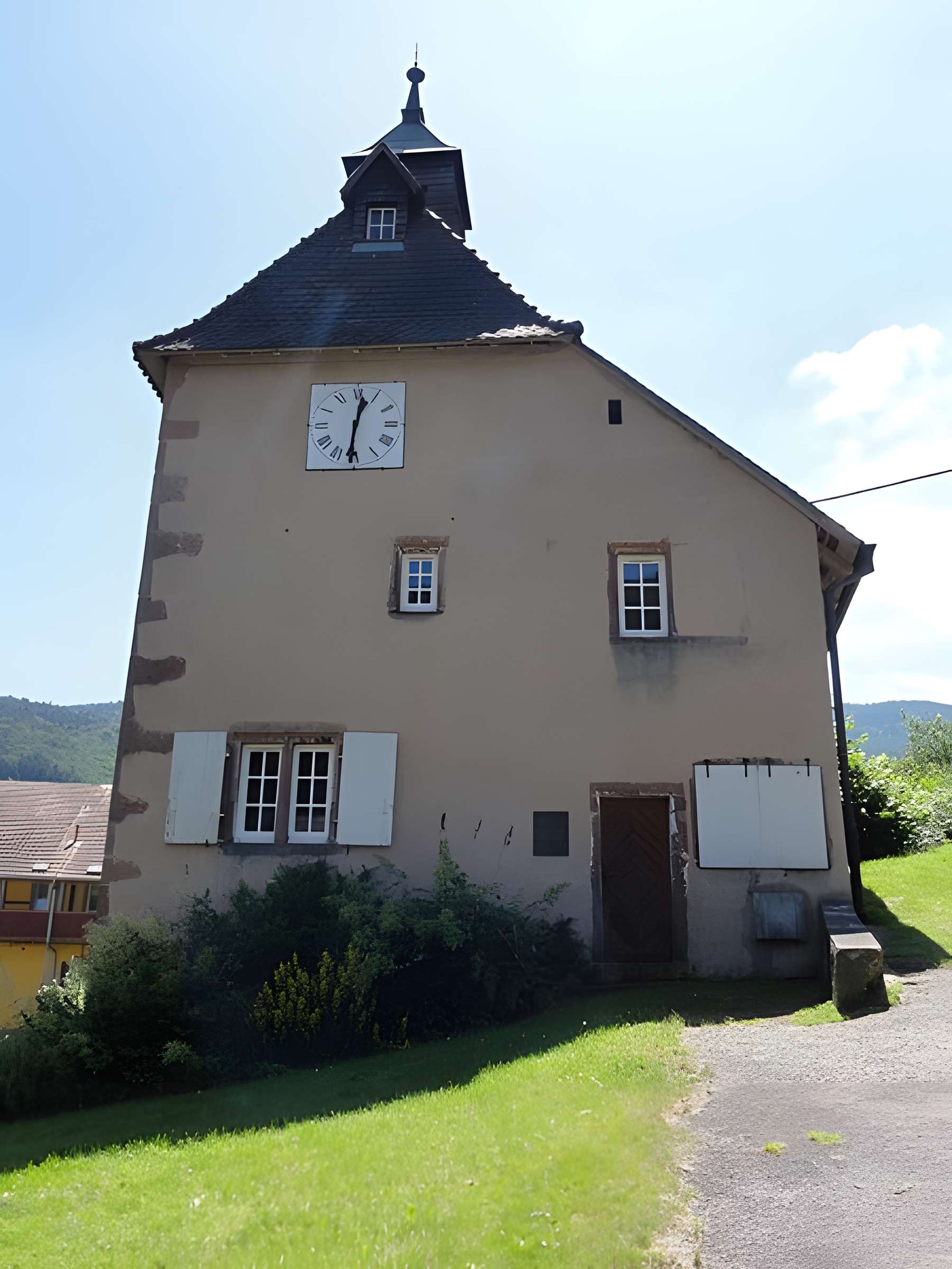 Tour des mineurs, à Echery, numéro 43, dite aussi Tour de l'Horloge ou Prison des mineurs