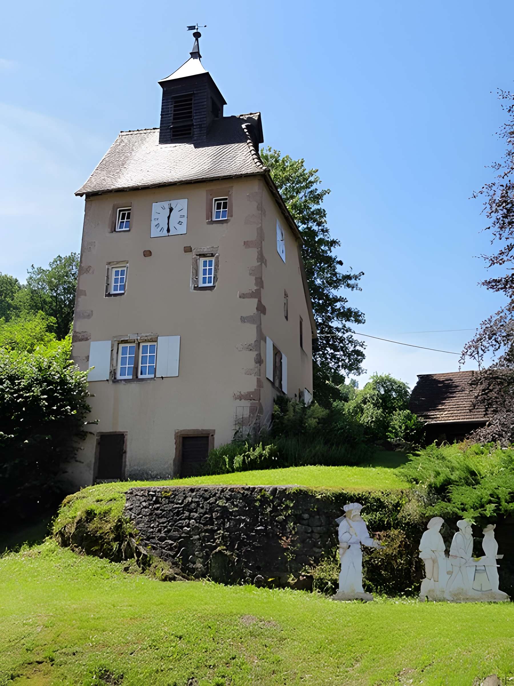 Tour des mineurs, à Echery, numéro 43, dite aussi Tour de l'Horloge ou Prison des mineurs