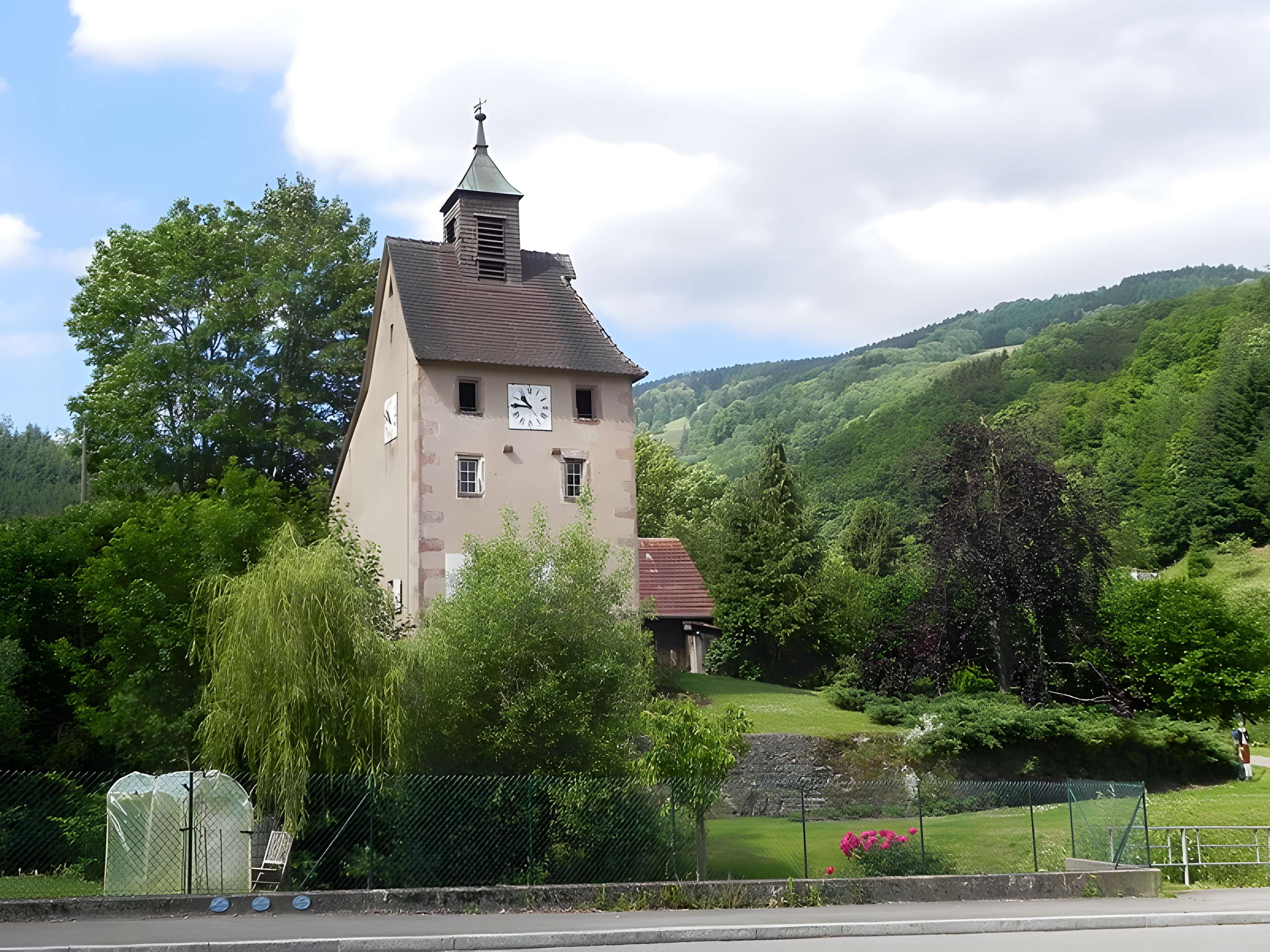 Tour des mineurs, à Echery, numéro 43, dite aussi Tour de l'Horloge ou Prison des mineurs