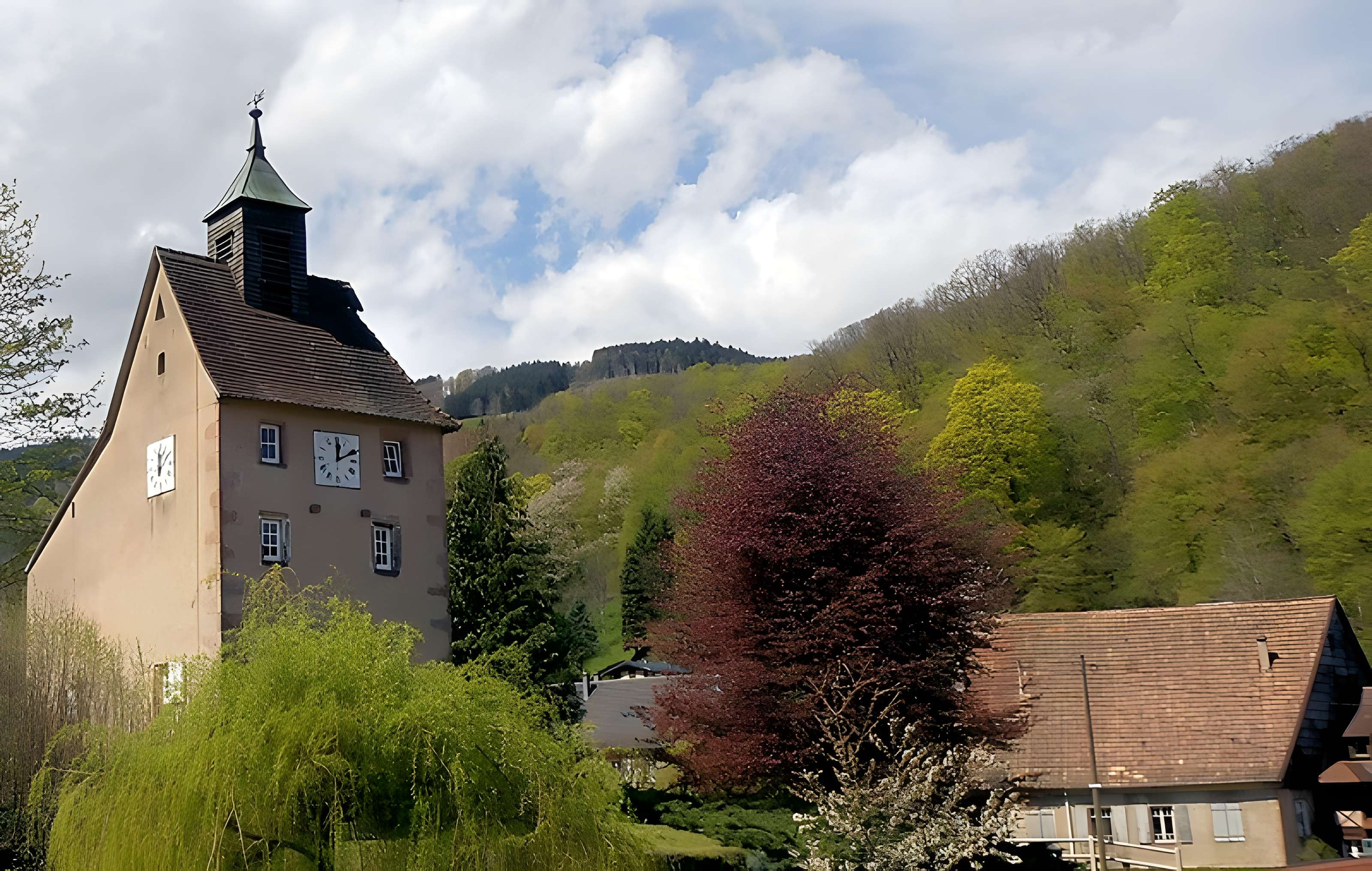 Tour des mineurs, à Echery, numéro 43, dite aussi Tour de l'Horloge ou Prison des mineurs