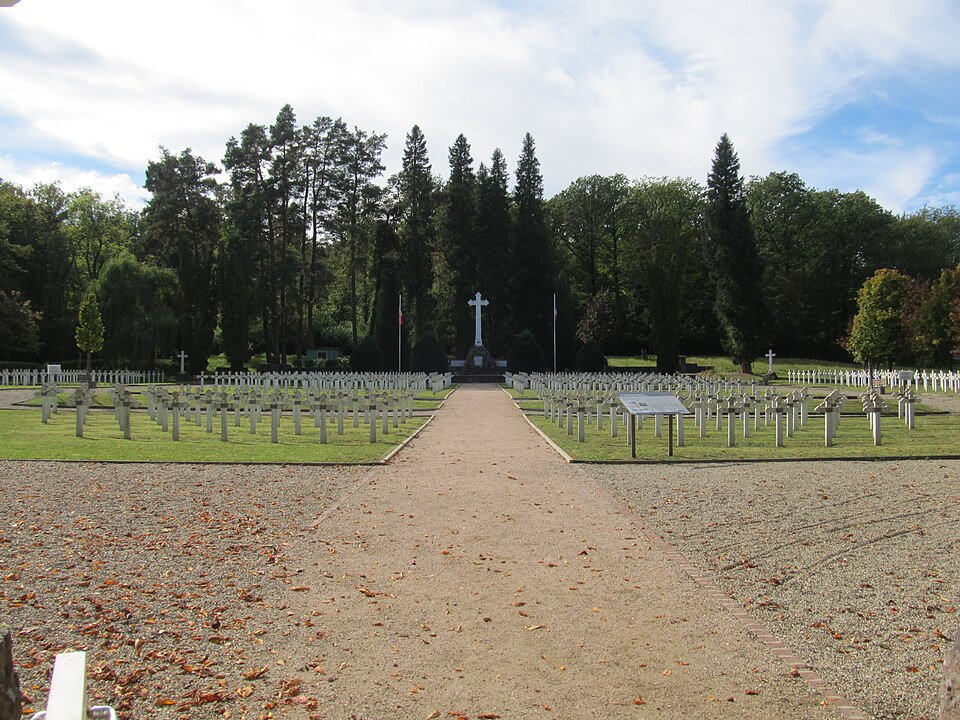 Cimetière roumain et son monument