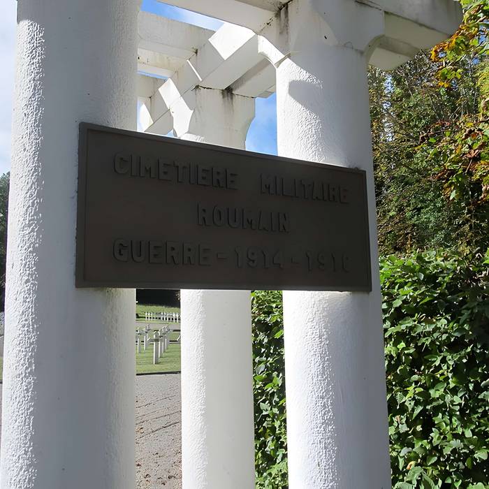 Photo de Cimetière roumain et son monument